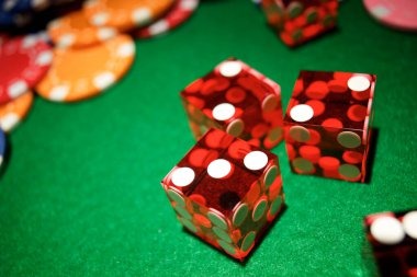 Antarmuka aplikasi gamefaqs menampilkan pilihan meja dealer langsung dan permainan slot